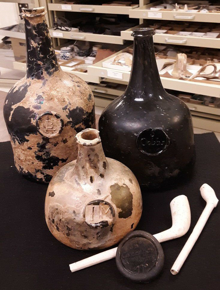 Historical jugs and pipes in the DHR Collections