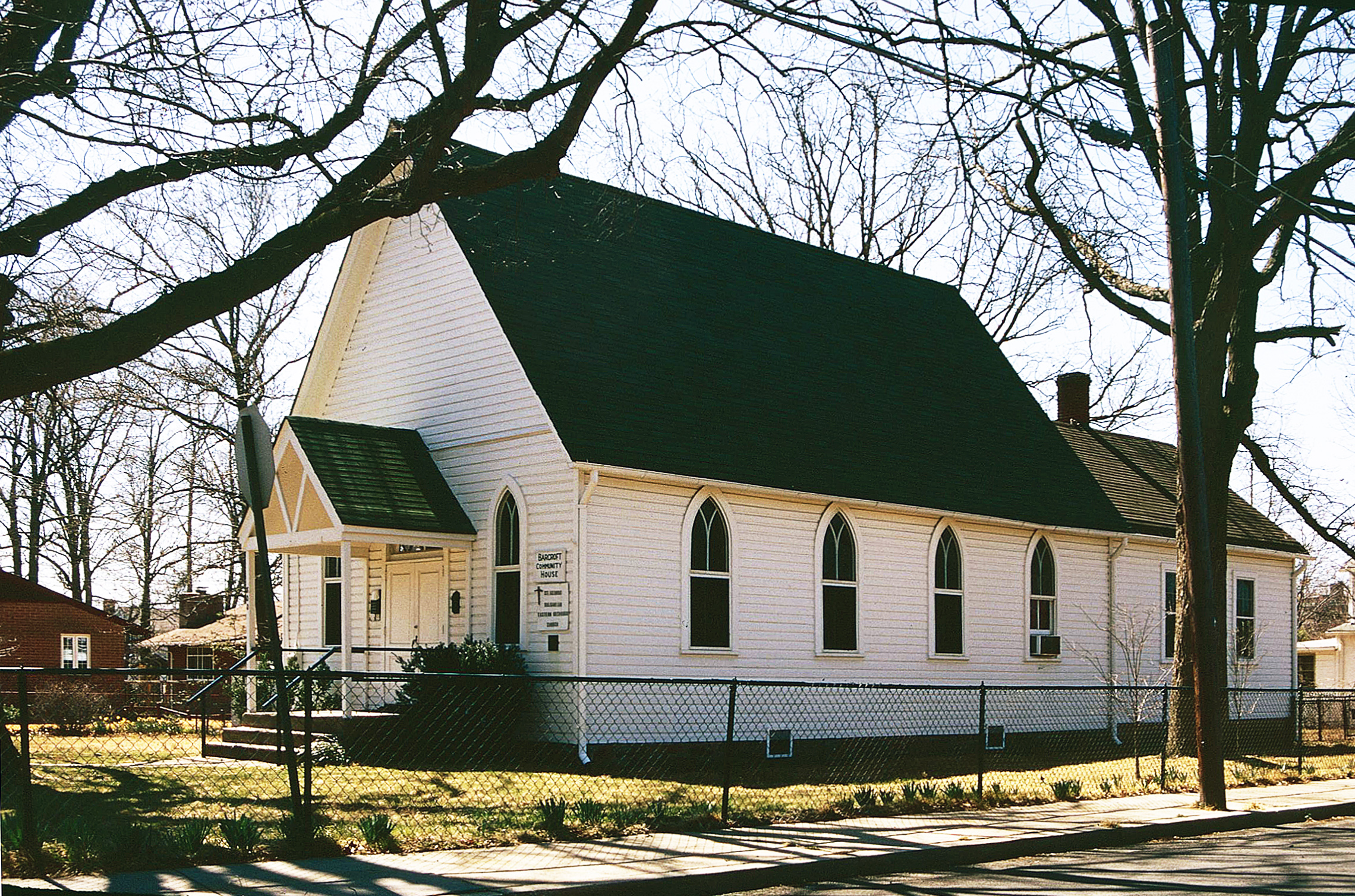 000-0040_Barcroft-Comm_House_1995_ext_side_view_VLR_Online