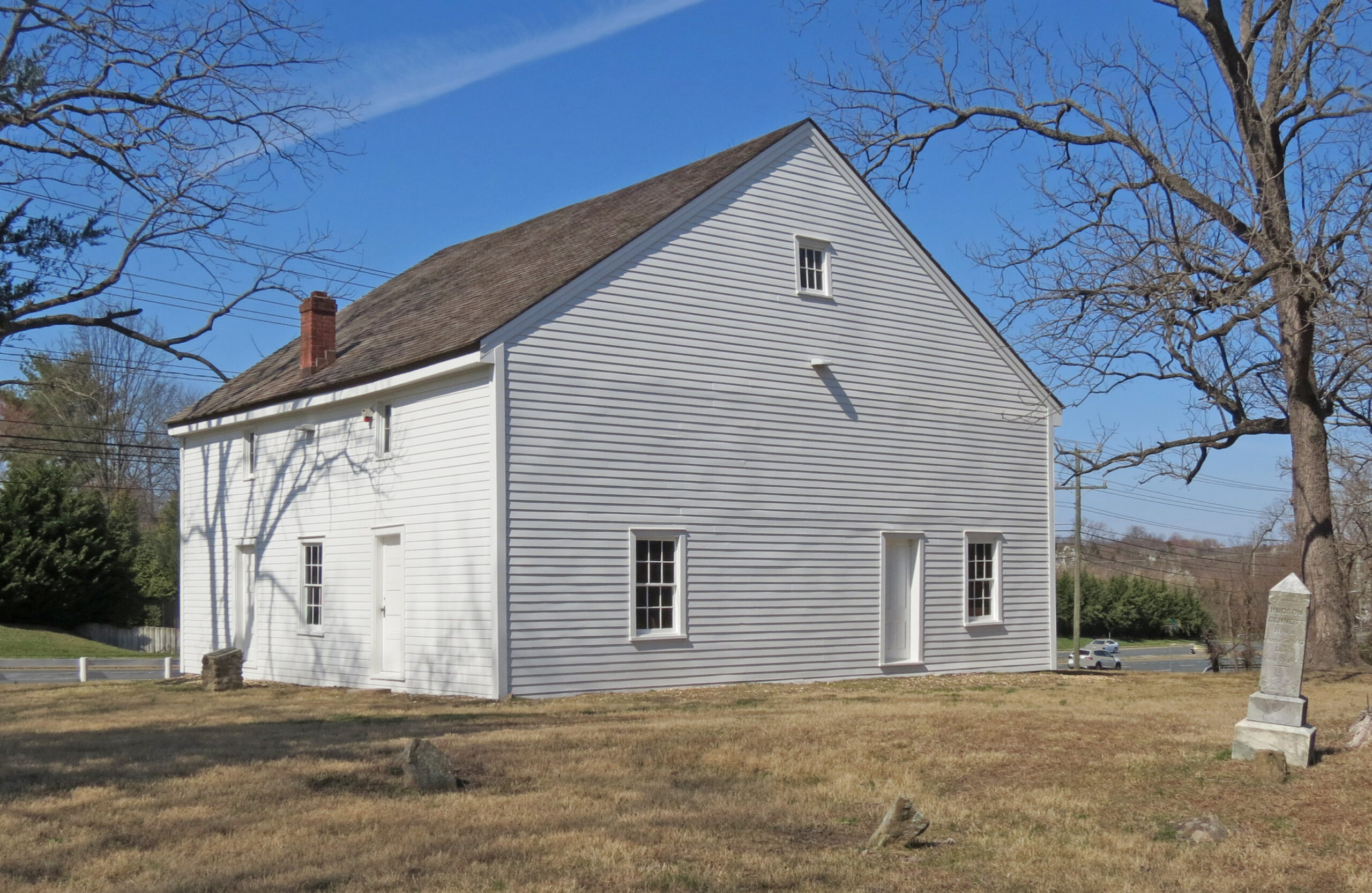 029-0015_Frying_Pan_Meetinghouse_2023_exterior_front_oblique_VLR_Online-scaled