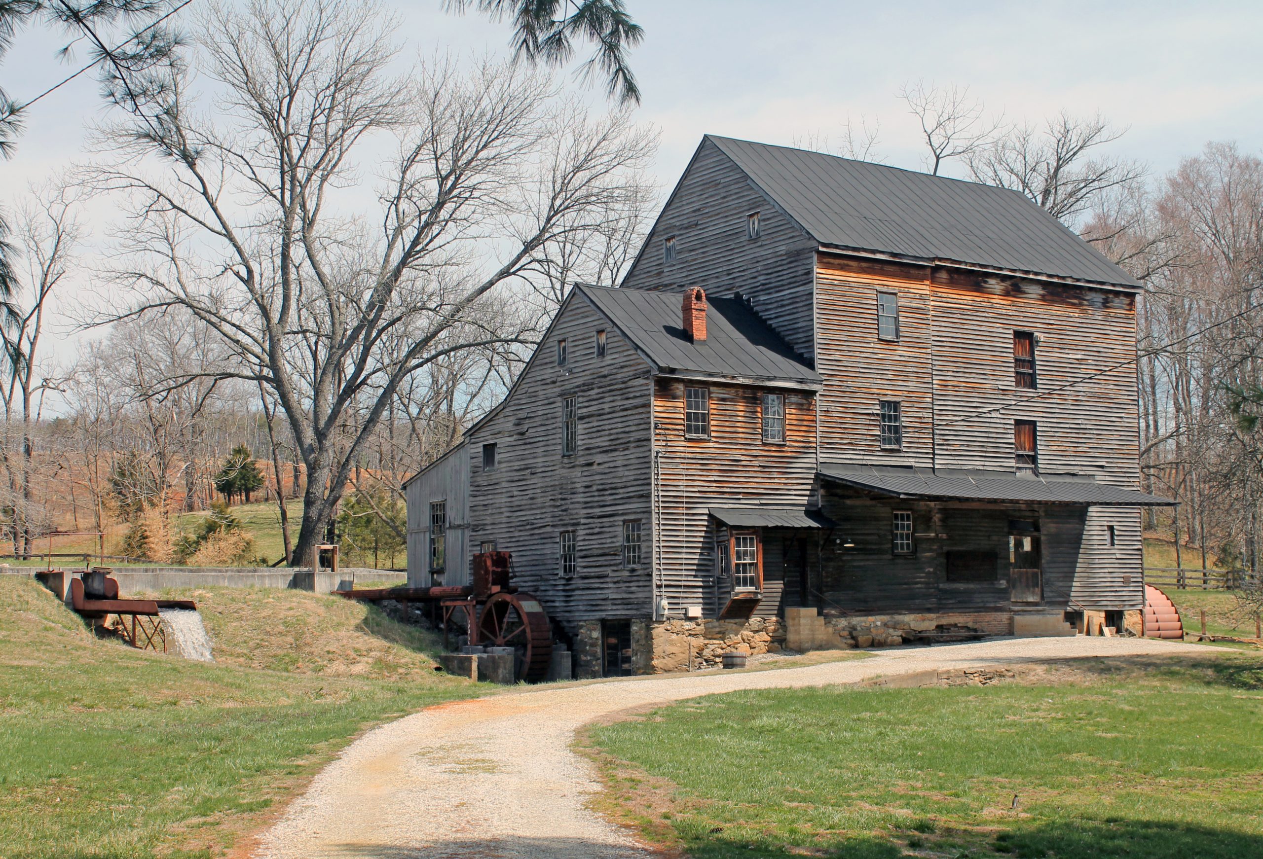062-0093_Woodsons_Mill_2015_exterior_front_oblique_VLR_Online-scaled