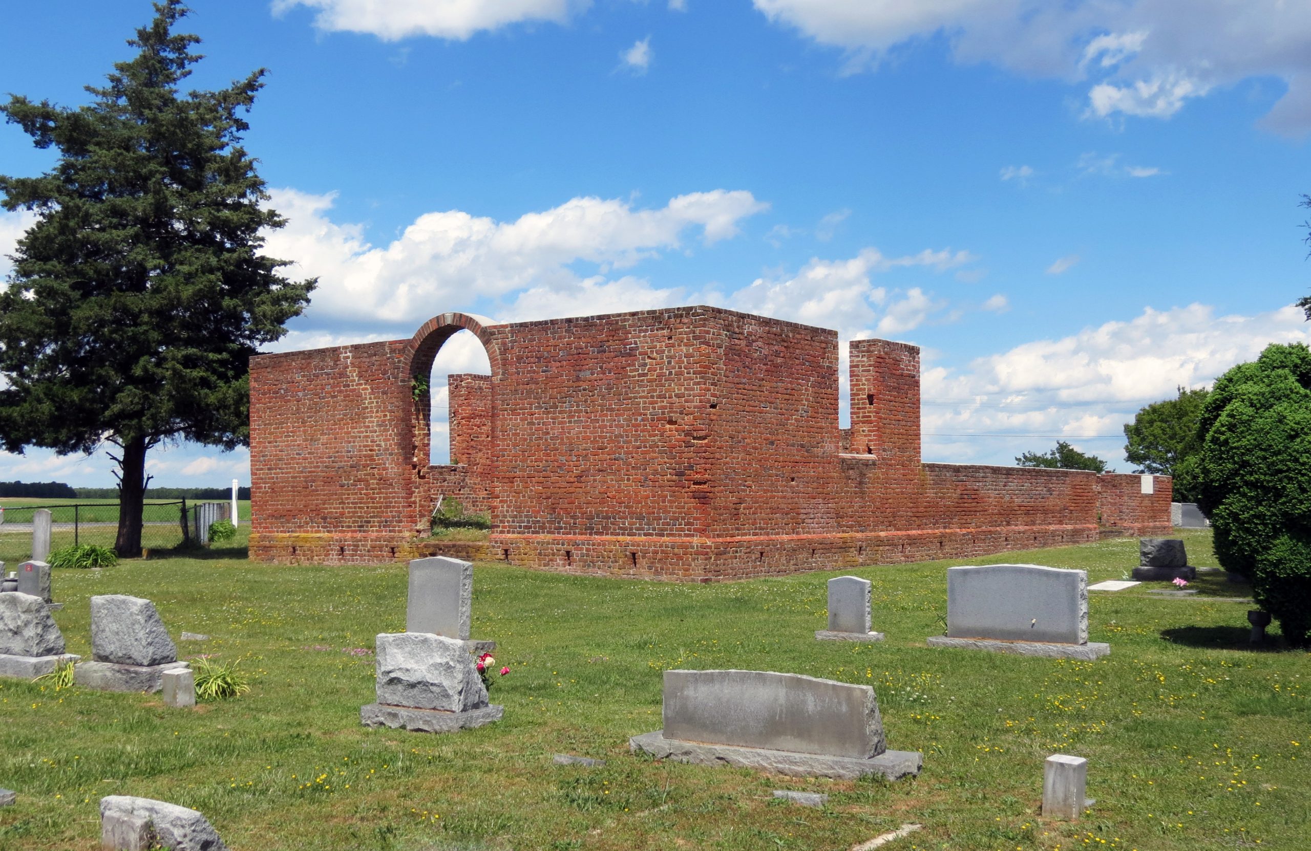 090-0034_Old_Brick_Church_2021_ruins-and_cemetery_setting_VLR_Online-scaled