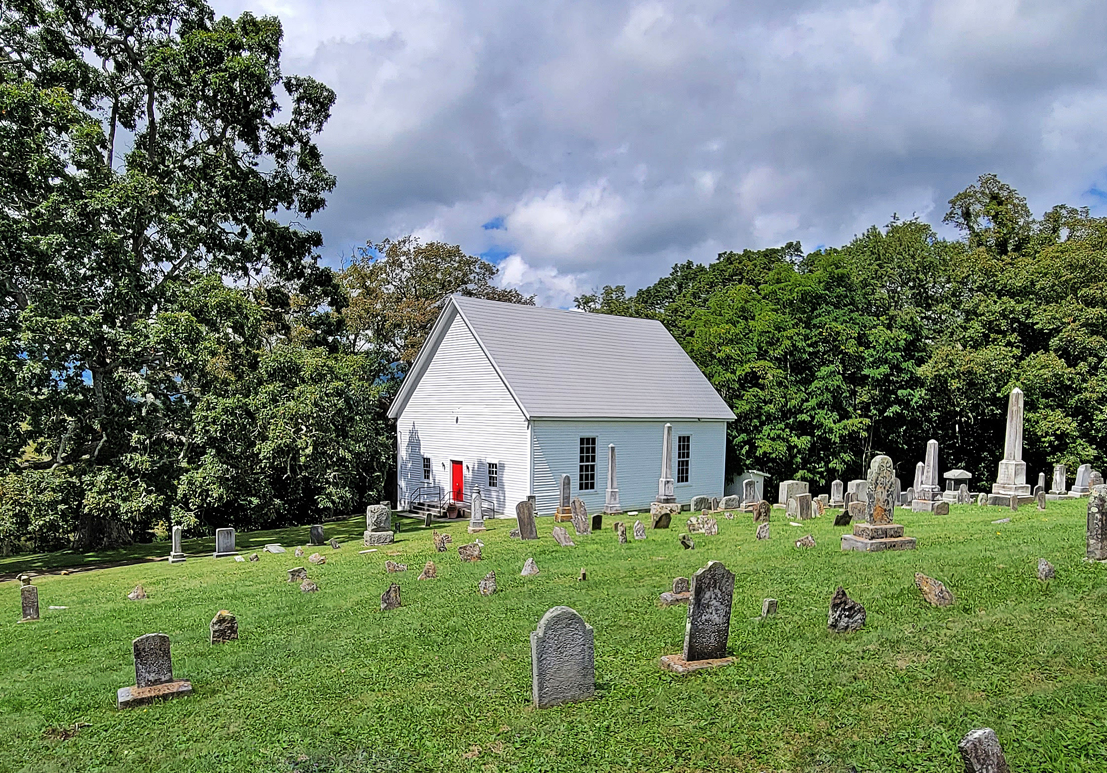 092-0014_Burkes_Garden_Central_Church_and_Cemetery_2022_church-and-cemetery_setting_NW_view_VLR_Online