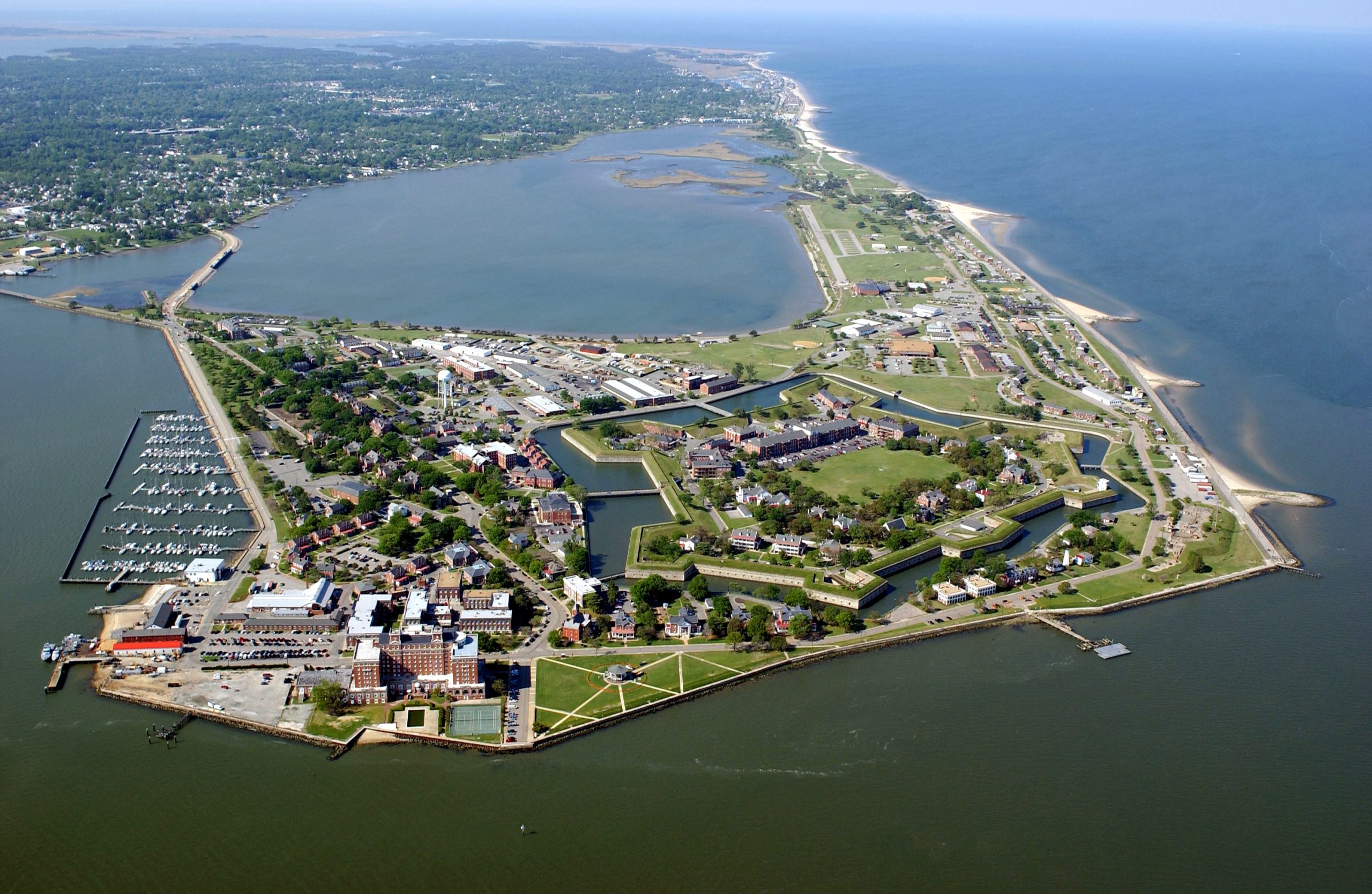 114-0002_Fort_Monroe_HD_2007_aerial_view_VLR_Online-US-Army-scaled