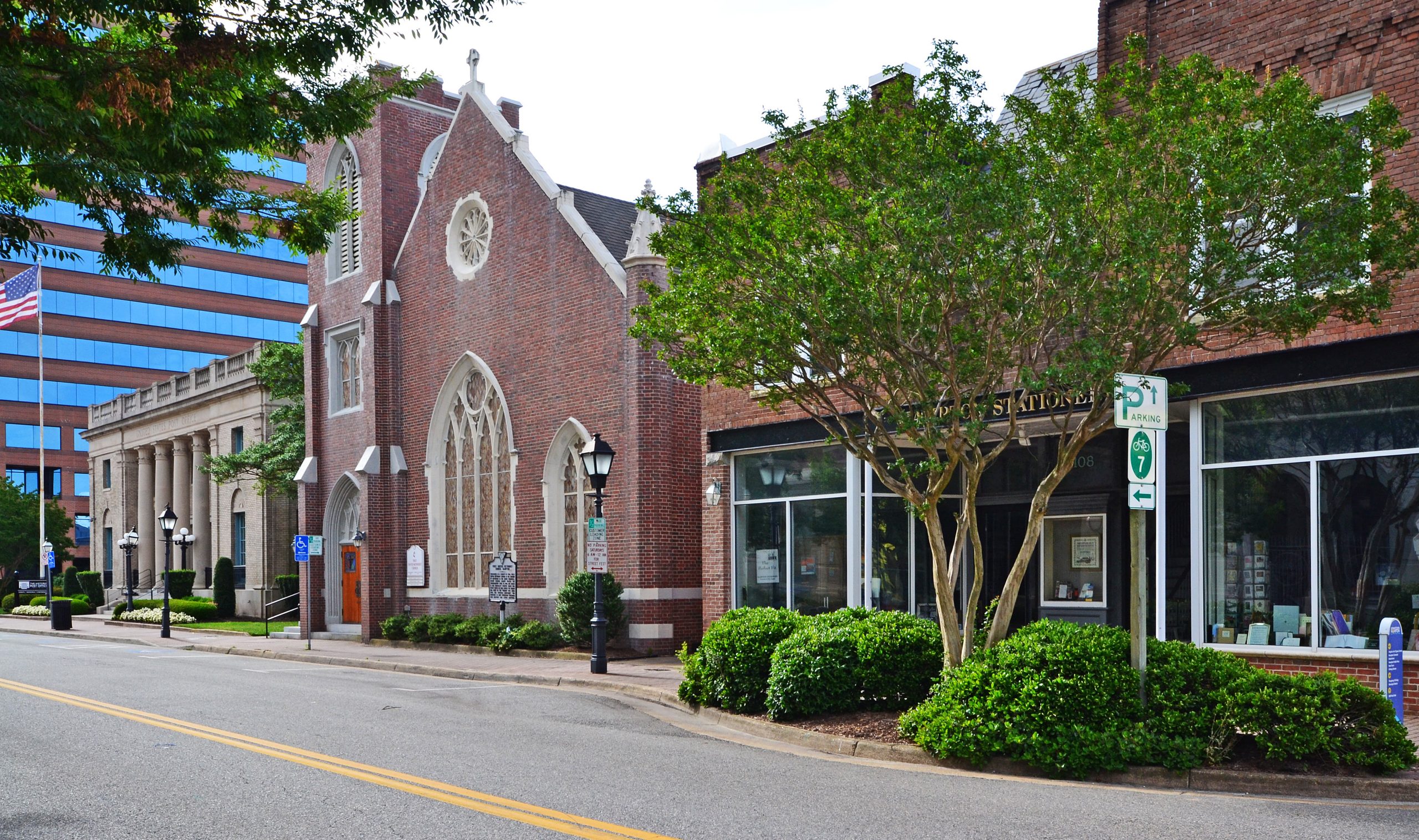 114-5445_Downtown_Hampton_HD_2022_streetscape_VLR_Online-scaled