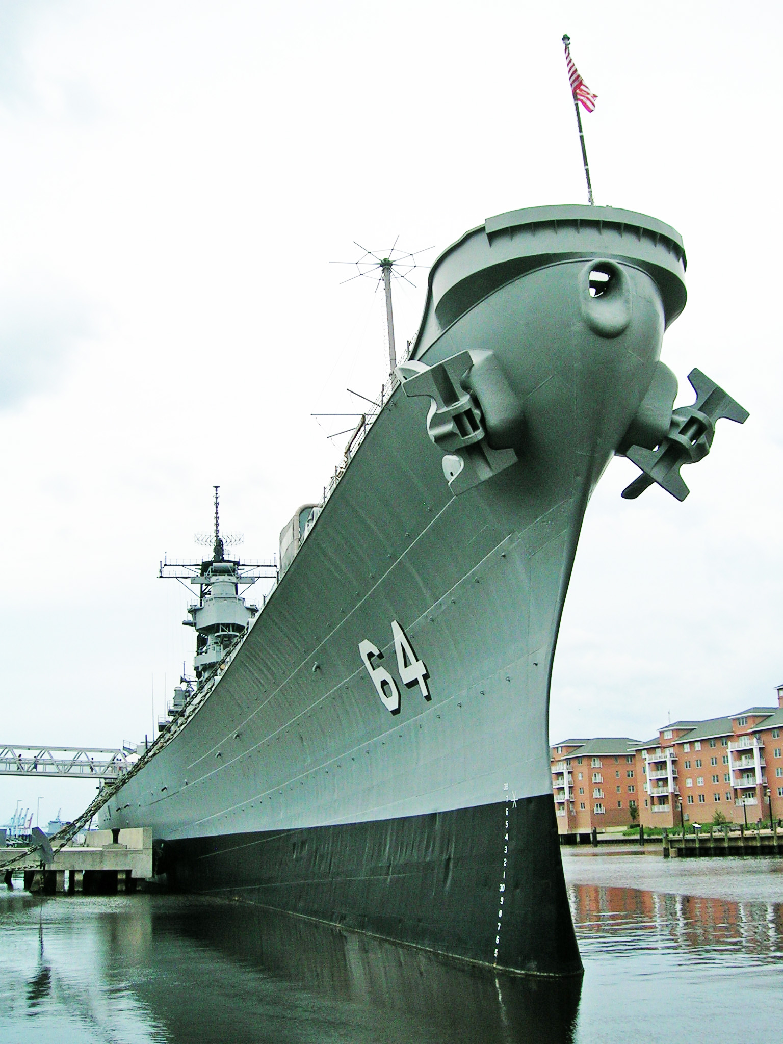 122-5414_USS-Wisconsin_2008_Ext_front_bow_VLR_online