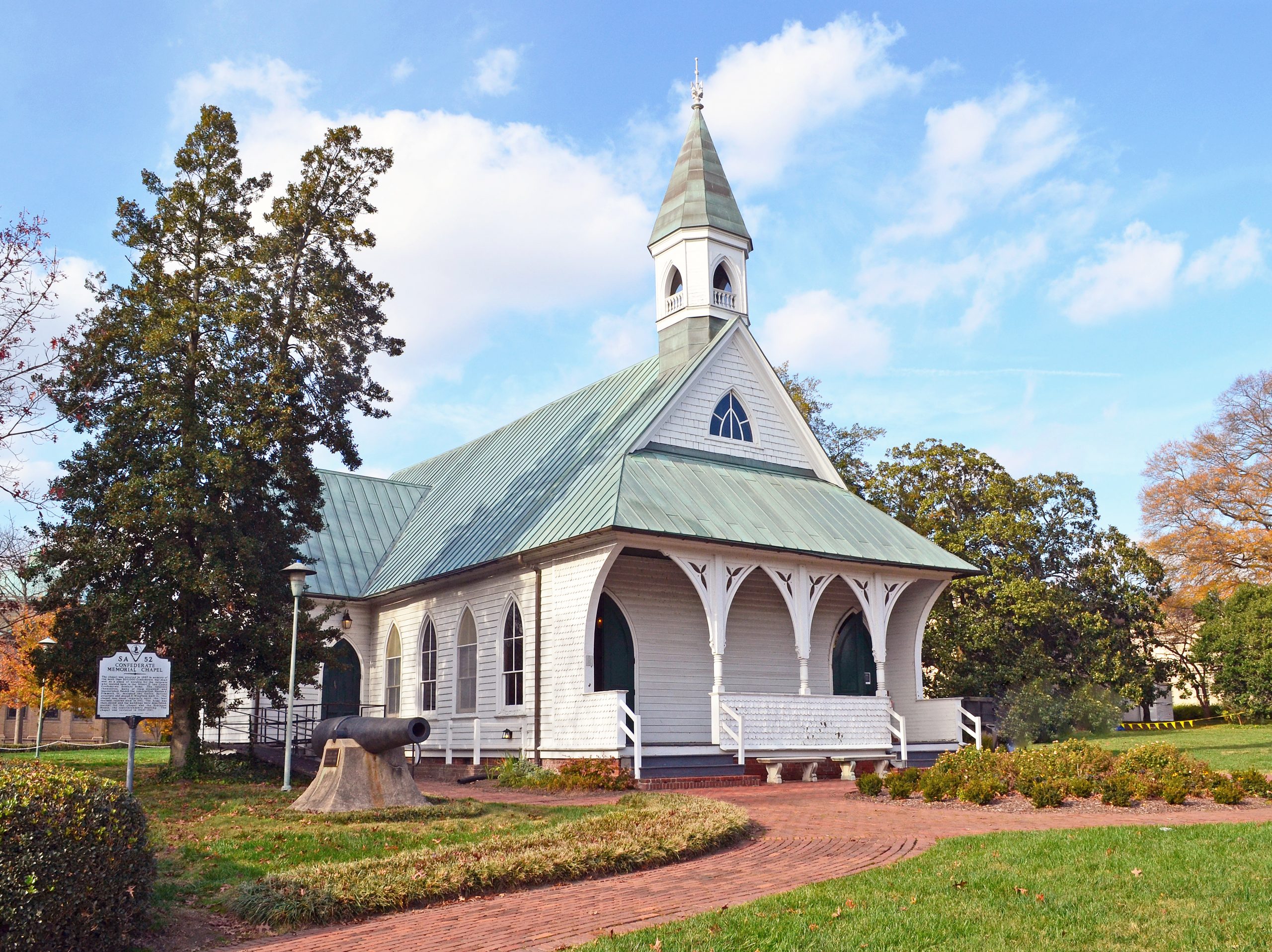 127-0224_Confederate_Memorial_Chapel_2020_exterior_front_oblique_SE_VLR_Online-scaled