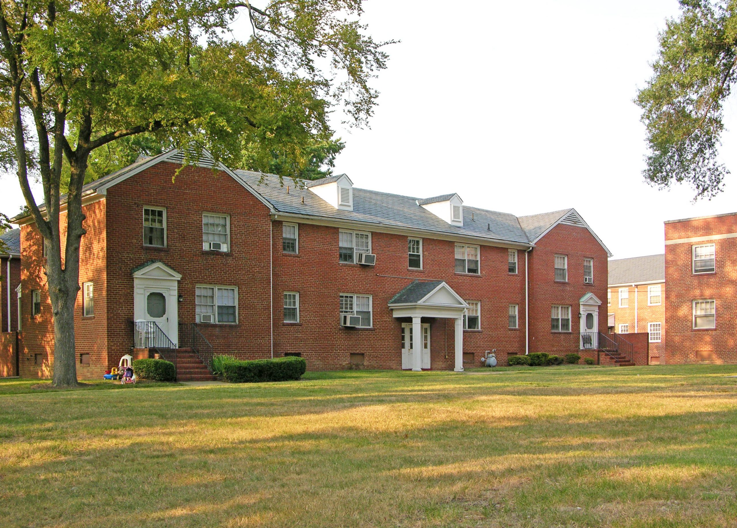 127-6191_FHA_GardenApts_MPD_Wicker_Apts_2006_ext_front_facade_scaled_VLR_Online-scaled