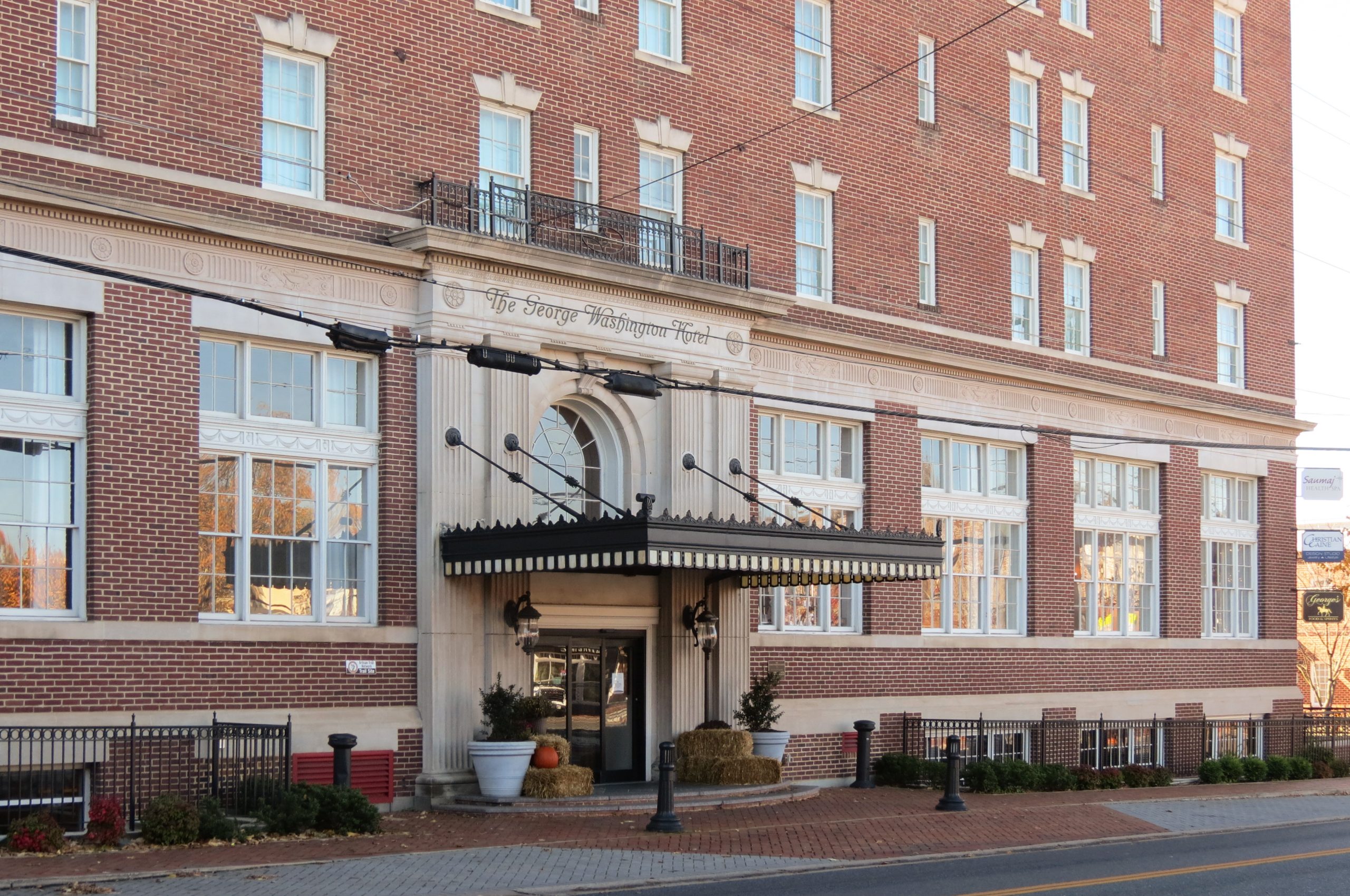 138-0042-0919_George_Washington_Hotel_2021_exterior_front_facade_VLR_Online-scaled