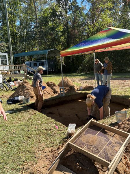 [DHR s~táff~ ássí~stíñ~g wít~h éxc~ávát~íóñs~ át th~é Pám~úñké~ý Íñd~íáñ R~ésér~vátí~óñ]