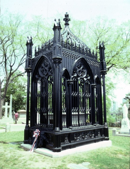 مقبرة جيمس مونرو في كاليفورنيا. 2016، قبل الترميم